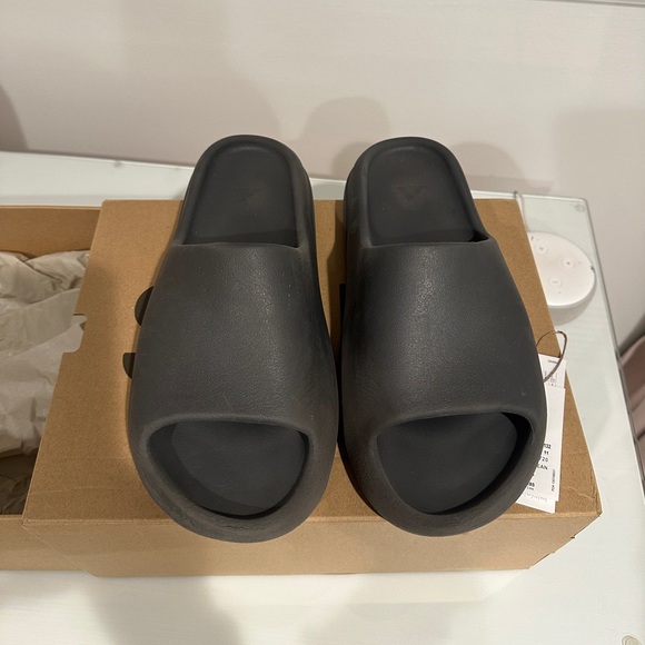 Yeezy Slides - Picture 5 of 6